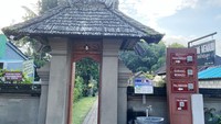Di Desa Penglipuran, kaum laki-laki tidak diperkenankan untuk memiliki istri lebih dari satu. Bagi mereka yang melanggar maka aturan adat Karang Memadu akan diberlakukan.  