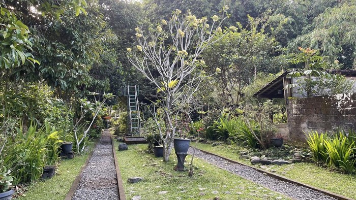 Karang Memadu adalah tempat pengasingan yang diperuntukan bagi warga Desa Penglipuran yang ingin melakukan poligami atau yang ingin memiliki istri lebih dari satu. Desa ini terletak di Jalan Penglipuran, Kubu, Kecamatan Bangli, Kabupaten Bangli.