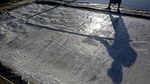 Kemarau Panjang Bikin Warga Maros Ubah Tambak Ikan Jadi Tambak Garam