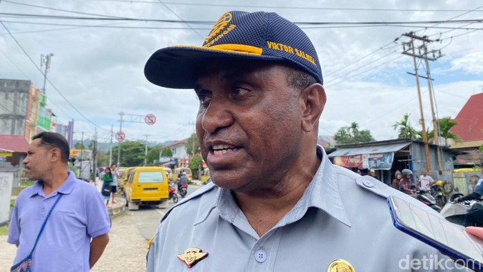Kepala Dishub Papua Barat Daya Viktor Salossa.