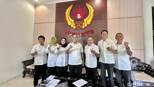 Ketua KONI NTB Mori Hanafi (tengah) bersama jajaran saat ditemui di Kantor KONI NTB pada Senin (25/9/2023).