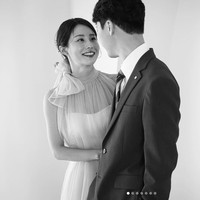 “Aku akan menikah pada bulan Oktober. 💍 Aku ingin membagikan kabar bahagia ini kepada orang-orang yang telah menonton dan mendukungku sejak lama. Harap kirimkan selamat dan aku akan memulai sebuah keluarga yang indah. ❤️🙏🌸🤗” tulis Kim Ah Ra sebagai keterangan foto.Foto: dok. Instagram @lael_kim_ara