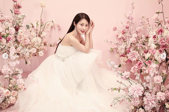 Aktris asal Korea Utara ini akan melangsungkan pernikahan dengan kekasihnya pada bulan Oktober. Kabar bahagia itu diumumkan Kim Ah Ra melalui akun Instagram pada Jumat (22/9/2023). Foto: dok. Instagram @lael_kim_ara