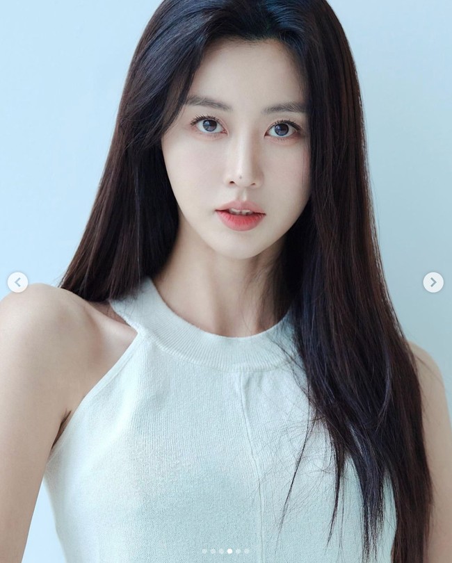 Dalam acara televisi Now On My Way To Meet You, Kim Ah Ra bercerita bahwa dia hidup miskin dan bertahan hidup dengan memakan campuran nasi dan rumput di Korea Utara. Sang aktris masih berusia 12 tahun saat mencoba kabur bersama ibunya.Foto: dok. Instagram @lael_kim_ara