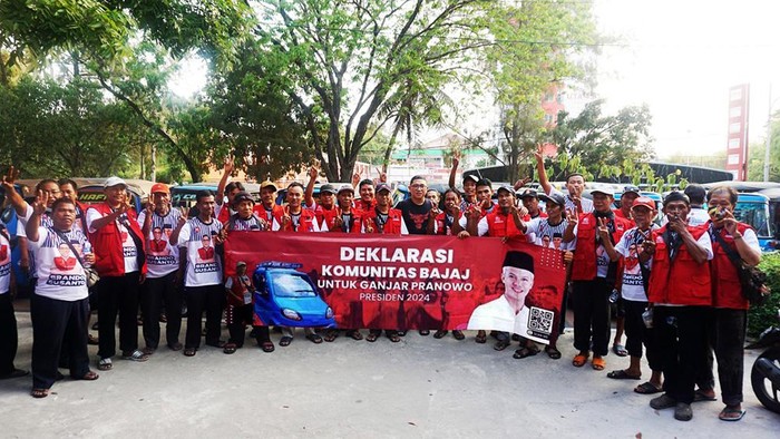 Komunitas Bajaj Jakarta Utara Deklarasi Dukung Ganjar Dukungan dari komunitas masyarakat untuk Ganjar Pranowo di Pilpres 2024 terus mengalir. Kali ini, dukungan datang komunitas Bajaj di Pademangan, Jakarta Utara.