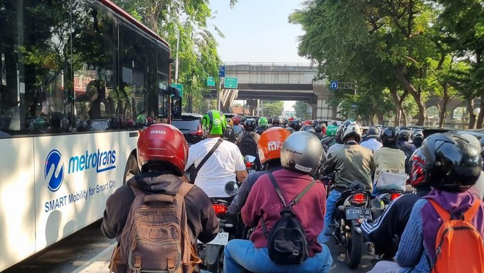 Lalin Lenteng Agung Arah Pasar Minggu Jaksel Macet Pagi Ini