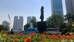 Lihat Lagi Foto-foto Langit Jakarta yang Membiru Siang Tadi
