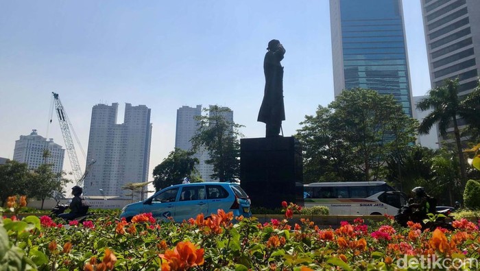 Langit Jakarta Biru Siang Tadi Langit Jakarta terlihat biru siang tadi. Namun demikian indeks kualitas udara di Jakarta masih buruk dengan angka 147.