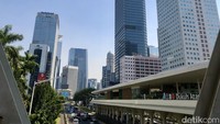 Meskipun tampak langit Jakarta berwarna biru, belum menandakan penurunan polusi udara yang signifikan.  