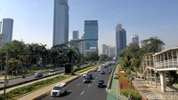 Pengendara berlalu lalang di kawasan Dukuh atas, Jakarta, Senin (25/9/2023).  