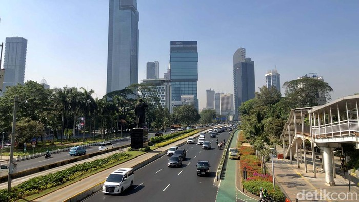 Langit Jakarta terlihat biru siang tadi. Namun demikian indeks kualitas udara di Jakarta masih buruk dengan angka 147.