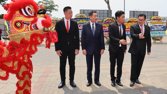Presiden Direktur Panin Dai ichi Life Fadjar Gunawan (kanan) berbincang dengan Pjs. Chief Agency Officer  Iskandar Wijaya (dari kiri), Head of Agency Sales  Johan Sutanto  dan President Agency Manager dan Owner General Agency Meraih Visi Pemenang Kosmen Ongko Wijodo saat peresmian kantor pemasaran di Ruko Shibuya Boulevard, Teluk Naga, Tangerang, Banten, Senin (25/9). Dengan diresmikannya kantor pemasaran ini diharapkan dapat lebih dekat dengan masyarakat dan meningkatkan kesadaran akan pentingnya memiliki asuransi untuk melindungi finansial mereka dari risiko yang tak terduga. Panin Dai-ichi Life terus bertumbuh seiring dengan meningkatnya kepercayaan para nasabah dan mitra bisnisnya, termasuk dalam hal kesehatan finansial perusahaan. Total aset konvensional Panin Dai-ichi Life per 31 Agustus 2023 sebesar Rp 8,7 triliun.