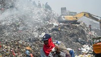 Pemulung mencari sampah bernilai jual di Tempat Pembuangan Akhir (TPA) Jatiwaringin, Tangerang, Banten, Senin (25/9/2023).   