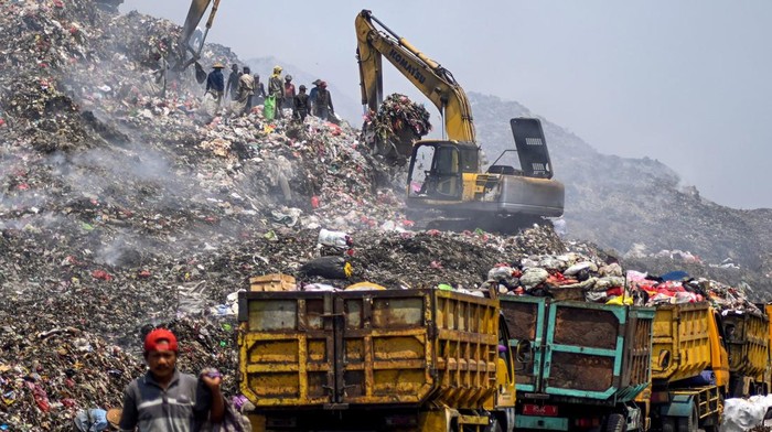 Sejumlah pemulung mencari sampah bernilai jual di antara kepulan asap akibat kemunculan titik api di Tempat Pembuangan Akhir (TPA) Jatiwaringin, Tangerang, Banten, Senin (25/9/2023). Sejumlah titik api masih muncul pascakebakaran TPA Jatiwaringin yang terjadi sejak pertengahan Agustus lalu, dan diduga karena gas metana terbakar akibat suhu panas musim kemarau. ANTARA FOTO/Sulthony Hasanuddin/Spt.