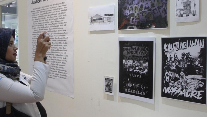 Mengenang Satu Tahun Tragedi Kanjuruhan Pengunjung memperhatikan karya poster yang dipajang dalam Pameran Satu Tahun Tragedi Kanjuruhan di Galeri Seni Rupa, Fakultas Ilmu Budaya, Universitas Brawijaya, Malang, Jawa Timur, Senin (25/9/2023). Pameran untuk mengenang 135 korban jiwa dari peristiwa tragedi Kanjuruhan tersebut diadakan selama lima hari dengan menampilkan 52 karya yang terdiri dari lukisan, fotografi serta poster. ANTARA FOTO/Ari Bowo Sucipto/Spt.