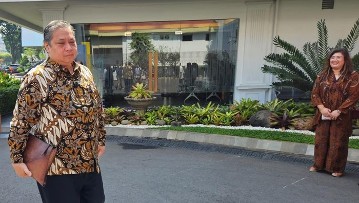 Menko Perekonomian Airlangga Hartarto menghadiri rapat soal Rempang