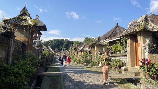 Menyusuri Desa Penglipuran Bali yang Dinobatkan Terbersih di Dunia Penglipuran merupakan salah satu desa adat yang terletak di Kabupaten Bangli, Bali. Menurut Green Destinations Foundation, Penglipuran merupakan desa terbersih ketiga di dunia.