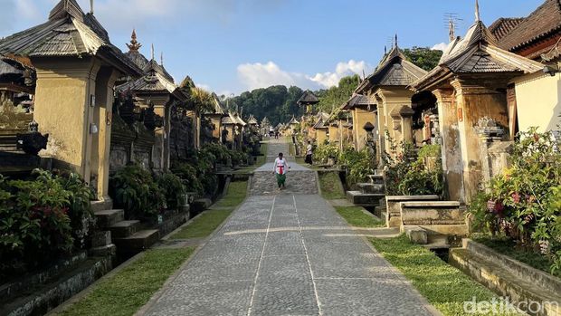 Penglipuran merupakan salah satu desa adat yang terletak di Kabupaten Bangli, Bali. Menurut Green Destinations Foundation, Penglipuran merupakan desa terbersih ketiga di dunia.