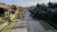 Berhasil menjadi branding desa terbersih membuat Desa Penglipuran tak pernah sepi akan pengunjung.  
