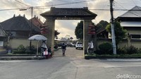 Desa Penglipuran terletak di Jalan Penglipuran, Kubu, Kecamatan Bangli, Kabupaten Bangli, Bali. Berjarak sekitar 45 kilometer dari Kota Denpasar.  