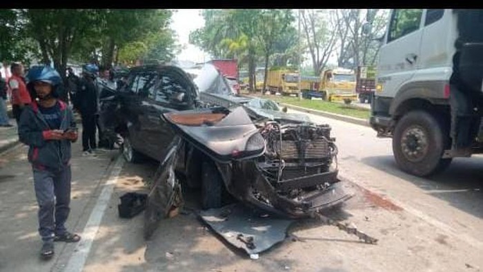 Mobil Innova hancur lebur usai menghantam dua dump truck sekaligus