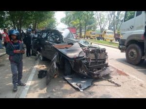 Innova Remuk Usai Hantam Dua Dump Truck di Jalinsum Palembang
