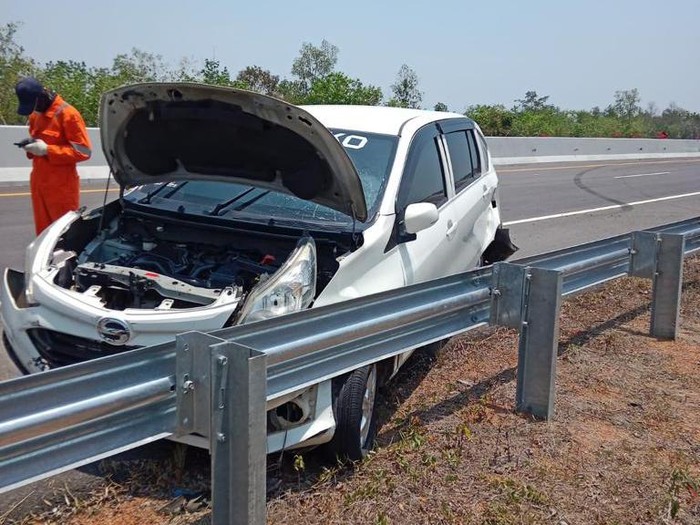 Mobil Sigra menabrak pembatas jalan di Tol Indraprabu