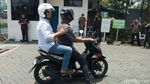 Momen Anies Diantar Motor ke Baintelkam Polri untuk Urus SKCK
