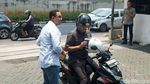 Momen Anies Diantar Motor ke Baintelkam Polri untuk Urus SKCK
