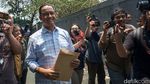 Momen Anies Diantar Motor ke Baintelkam Polri untuk Urus SKCK