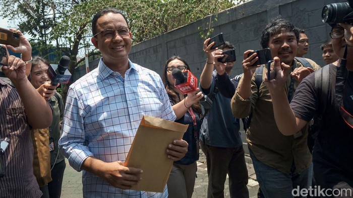 Bakal calon presiden (bacapres) Koalisi Perubahan Anies Baswedan mendatangi gedung Baintelkam Polri, Cilandak, Jakarta Selatan, Senin (25/9/2023). Anies diantar dengan sepeda motor.