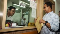 Anies menyerahkan berkas untuk mengurus SKCK.