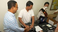 Petugas mengambil data sidik jari Anies untuk mengurus SKCK.  