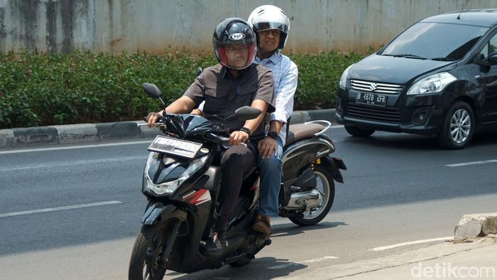 Bakal calon presiden (bacapres) Koalisi Perubahan Anies Baswedan mendatangi gedung Baintelkam Polri, Cilandak, Jakarta Selatan, Senin (25/9/2023). Anies diantar dengan sepeda motor.