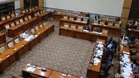 Selain Firdaus, ada tujuh orang lainnya yang menjalani uji calon Hakim Konstitusi, antara lain Reny Halida Ilham Malik, Elita Rahmi, Aidul Fitriciada Azhari, Putu Gede Arya, Abdul Latif, Haridi Hasan, dan Arsul Sani.  
