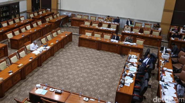 Momen Calon Hakim MK Firdaus Dewilmar Diuji DPR Calon hakim Mahkamah Konstitusi Firdaus Dewilmar menjalani proses uji kelayakan dan kepatutan (fit and proper test) di DPR RI. Begini prosesnya.