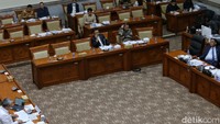 Ketua Komisi III DPR Bambang Wuryanto atau Bambang Pacul sempat menanyakan apakah Firdaus nantinya bersedia hadir dahulu di komisi sebelum mengambil keputusan perkara karena calon hakim MK yang diuji tersebut untuk menjadi hakim MK mewakili DPR.  