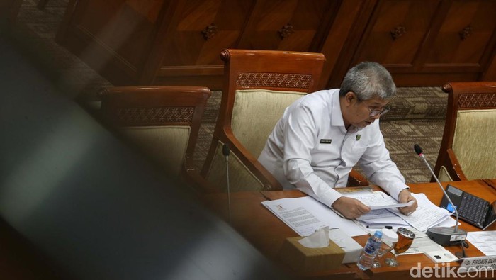 Calon hakim Mahkamah Konstitusi Firdaus Dewilmar menjalani proses uji kelayakan dan kepatutan (fit and proper test) di DPR RI. Begini prosesnya.