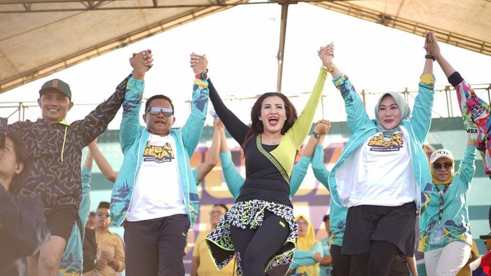 Momen Liza Natalia Guncang 5000 Peserta Mubar Sehat Acara senam zumba yang berlangsung di Lapangan Sepak Bola Guali Kecamatan Kusambi berlangsung heboh dan meriah. Senam zumba kali ini dipimpin langsung instruktur nasional sekaligus artis ibukota Liza Natalia.