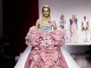 Menikmati Peragaan 40 Tahun Moschino yang Penuh Cinta Bersama Tiffany Young