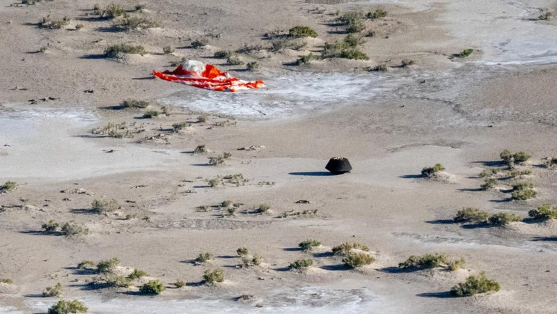 The return capsule containing a sample collected from the asteroid Bennu in October 2020 by NASA’s OSIRIS-REx spacecraft is seen shortly after touching down in the desert at the Department of Defense's Utah Test and Training Range in Dugway, Utah, U.S. September 24, 2023.  NASA/Keegan Barber/Handout via REUTERS THIS IMAGE HAS BEEN SUPPLIED BY A THIRD PARTY. MANDATORY CREDIT     TPX IMAGES OF THE DAY