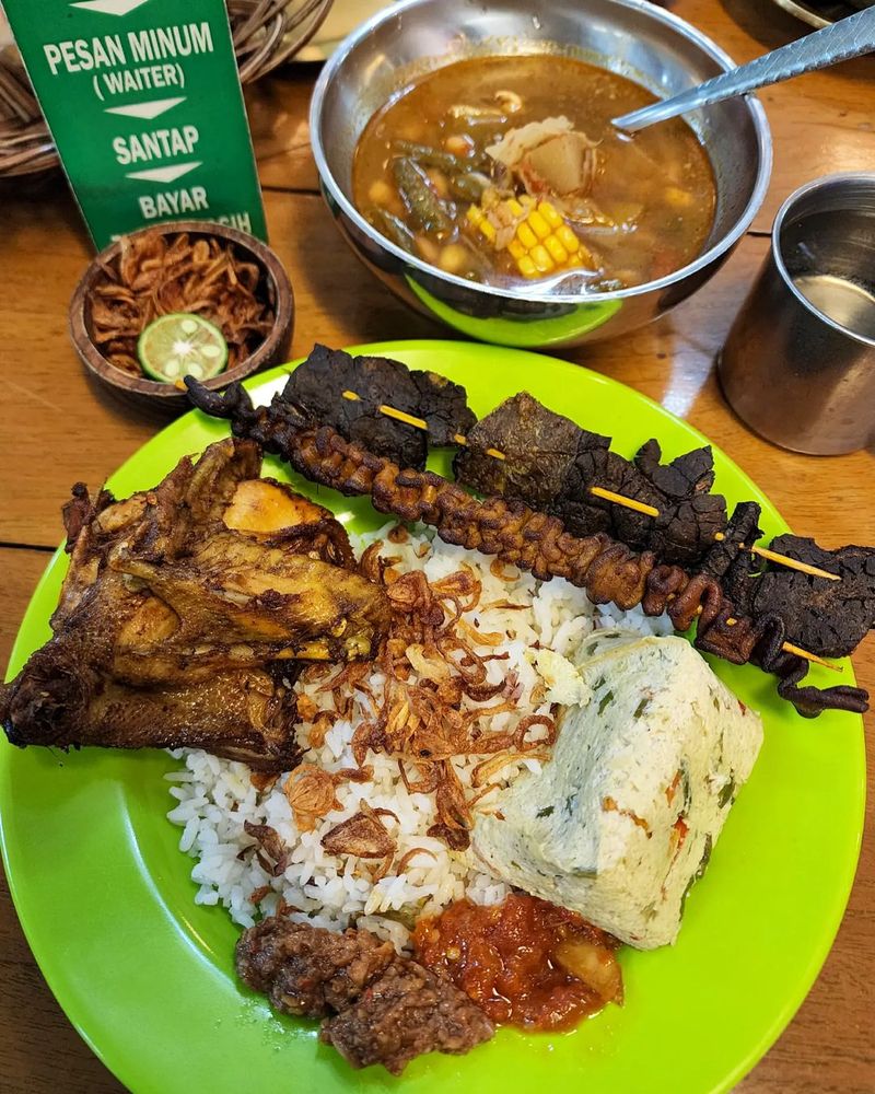 Nasi uduk lauk ayam goreng