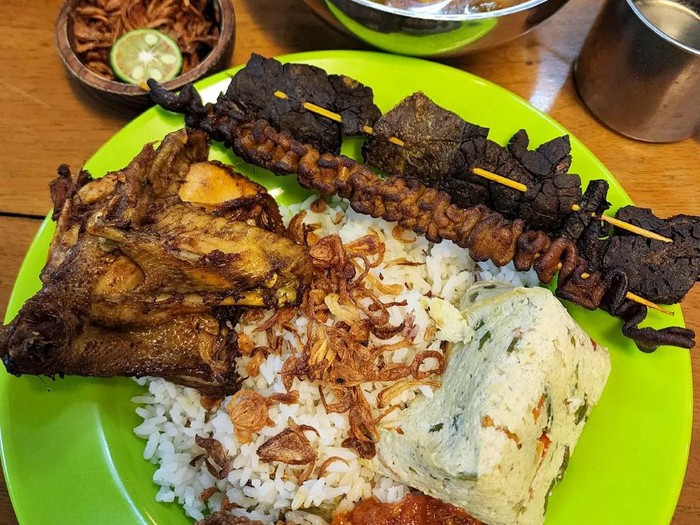 Nasi uduk lauk ayam goreng