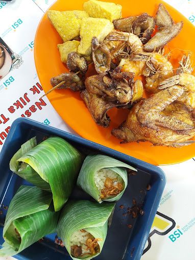 Nasi uduk lauk ayam goreng
