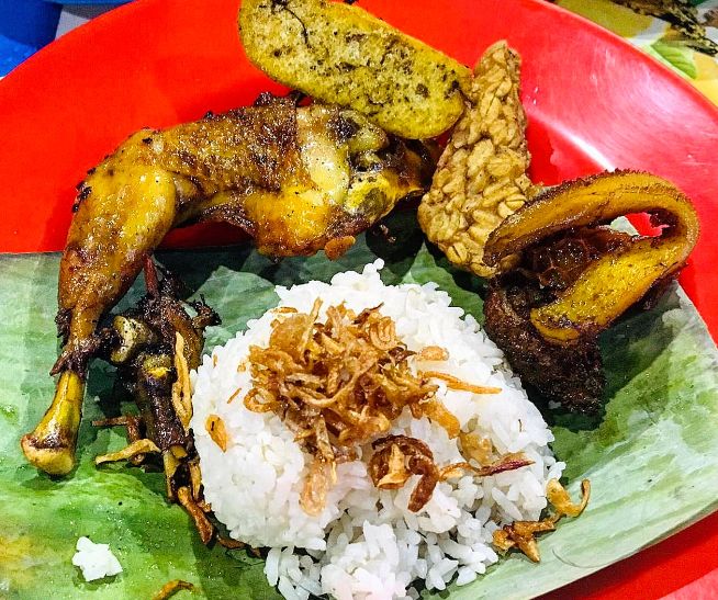 Nasi uduk lauk ayam goreng