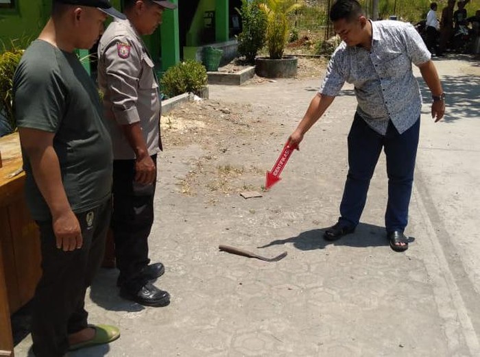 Olah TKP kasus guru dibacok murid di Demak, Senin (25/9/2023).