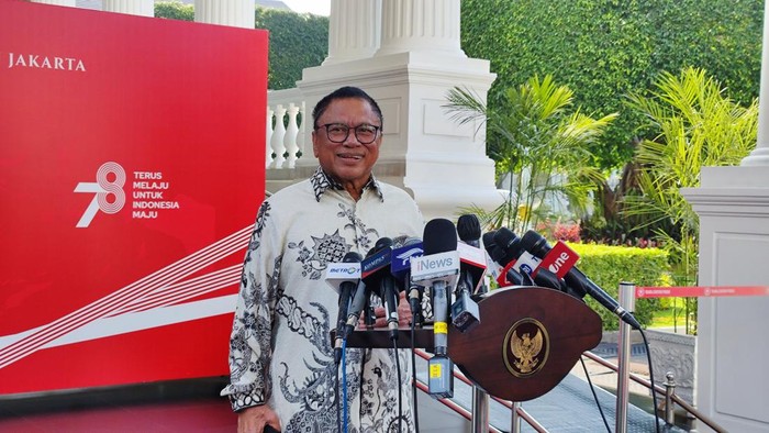 Presiden Joko Widodo (Jokowi) bertemu dengan Ketua Umum (Ketum) Partai Hanura Oesman Sapta Odang (OSO) di Istana Kepresidenan, Jakarta.