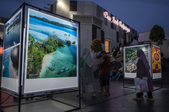 Pameran Foto Selayang Minang Pengunjung beraktivitas di sekitar area Pameran Fotografi Selayang Minang dengan latar belakang Jam Gadang, di pelataran Pasa Ateh, Bukittinggi, Sumatra Barat, Minggu (24/9/2023). Pameran foto kolaborasi GFJA, Redaksi Foto Kantor Berita ANTARA, ANTARA Sumbar, dengan KITLV Jakarta, Sarekat Sumatra dan Pemkot Bukittinggi ini 106 imaji ANTARA Foto, 38 foto arsip KITLV dan 2 foto cerita dari Sarekat Sumatra ini diselenggarakan hingga 3 Oktober 2023. ANTARA FOTO/Ismar Patrizki/nz.