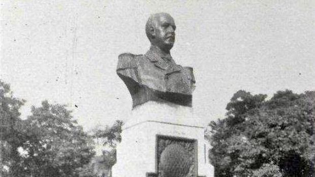 Patung Alfred Emile Rombaldo di Taman Apsari Surabaya sebelum dibongkar dan digantikan Patung Gubernur Soerjo.