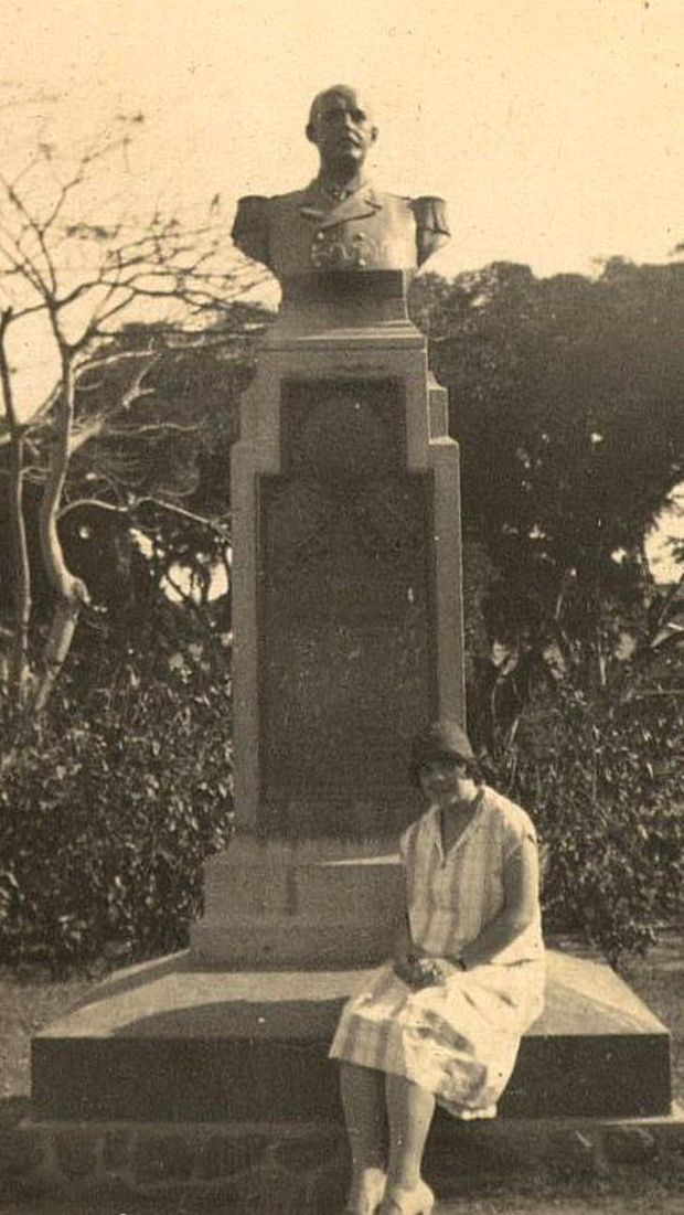 Patung Alfred Emile Rombaldo di Taman Apsari Surabaya sebelum dibongkar dan digantikan Patung Gubernur Soerjo.